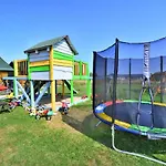 Semesterbostad Comfortable Homes, Garden, Playground