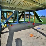 Comfortable Homes, Garden, Playground Semesterbostad *